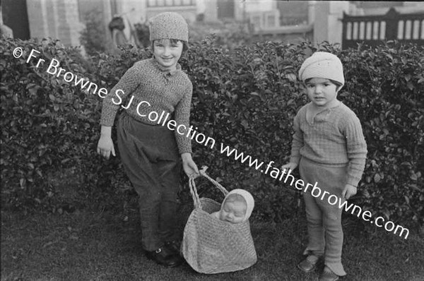 NORMAN WHITE WITH MRS HELEN & MARGARET & GRANIA IN BASKET